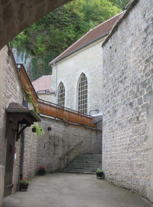 VUES GÉNÉRALES EXTÉRIEURES AVANT TRAVAUX PAGE 7 ill. 001 : Vue depuis le porche d entrée du monastère de Sainte-Claire sur les marches donnant accès à la chapelle.