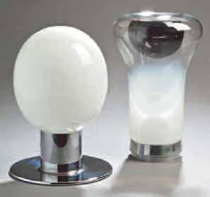 448 449 450 451 448 INGO MAURER Lampe à poser présentant un disque circulaire chromé d'où s'échappe un cylindre central qui accueille un globe ovoïde en opaline blanche.
