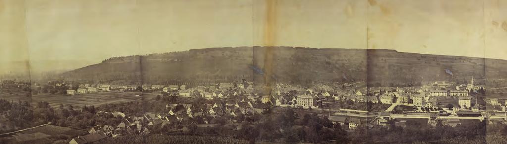PREMIÈRE VUE PANORAMIQUE DE LÖRRACH Le plus ancien panorama de Lörrach est photographié par Christian Tschira en 1868.