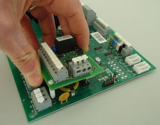 3. Fixation du SAT TAC5 BA/KW sur le circuit TAC5 Il suffit d enficher le SAT TAC5 BA/KW sur le connecteur approprié du circuit TAC5 (position: voir photo cidessous).