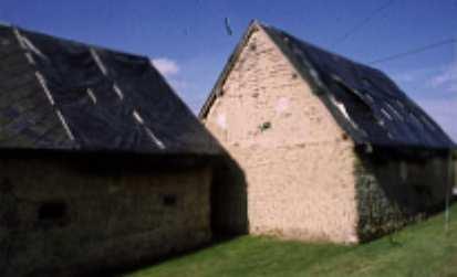 La petite maison d'habitation de plan rectangulaire se compose d'un rez-de-chaussée et d'un comble (19e siècle)