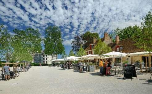 Sur la place du village Des restaurants accueillent les visiteurs toute l année sur la place du village de Chambord et proposent une large variété