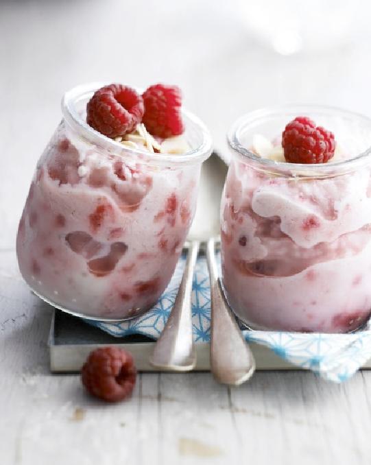 Verrines de yaourt Verrines de yaourt glace aux framboises et amandes Préparation : 15 min - Repos: 30min - Difficulté : * - Budget : * 4p.