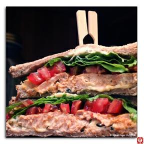 Club sandwich au thon frais Astuce : Faites griller les tranches de pain pour les rendre croustillantes. Temps de préparation : 10 minutes.