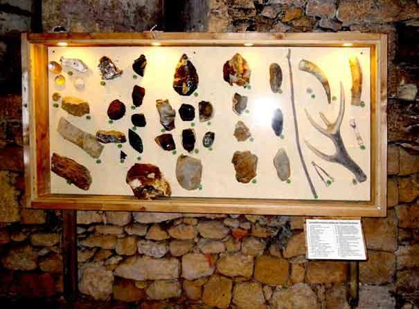 Maison forte de REIGNAC Vitrine Les matières premières lithiques utilisées par les hommes du paléolithique