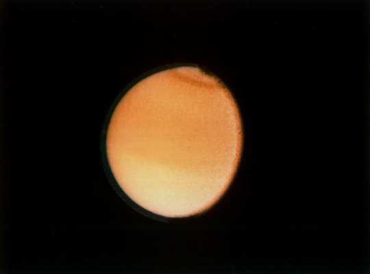 Titan : Diamètre: 5 151Km soit 1,5 fois celui de la Lune. Plus grosse que Mercure et proche du diamètre de Mars. Température: -180 C Période de révolution: 16 jours terrestres.