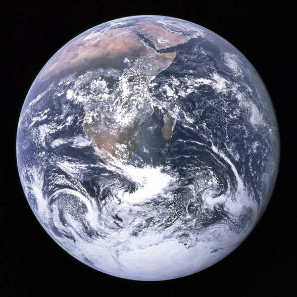 La Terre : Diamètre: 12 740 Km. Masse: 6.10 24 Kg (6 millions de milliard de milliard de Kg). Période de révolution: 1 An soit 365.25 jours. Période de rotation: 1 jours terrestre soit 23h56min.