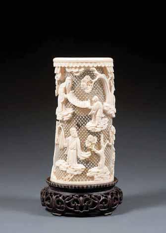 Thirty-two ivory chess pieces and a chessboard, China, early 20 th century. HAUT. (MAX) 15,5 CM / H. (MAX) 6 1/8 IN.