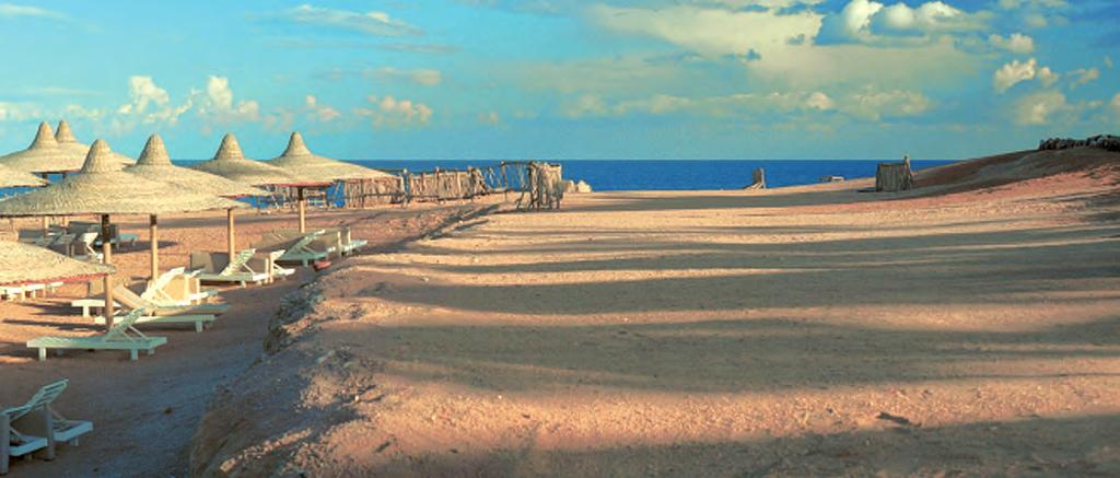 EGYPTE CALIMERA 4 * SITUATION Au bord de la mer Rouge, bordé d une magnifique plage de sable blanc de 220 m de large, à 20 km de l aéroport et à 15 km du centre ville.