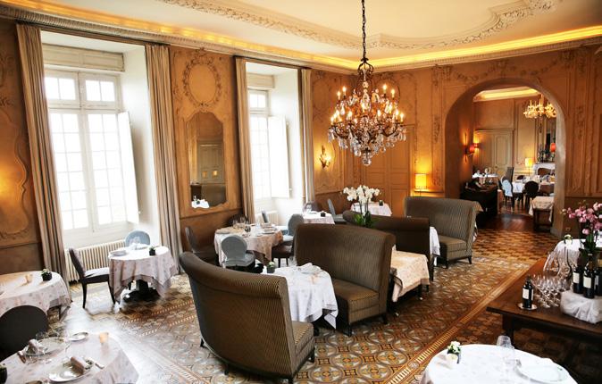 Cru-hôtel exceptionnel, à la fois Relais & Châteaux, restaurant gastronomique étoilé Michelin et domaine viticole, le