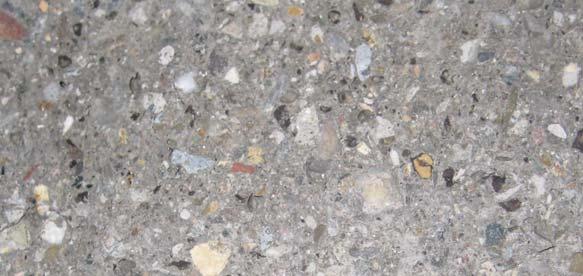 bétons mixtes et recyclés est visible à l œil nu On peut encore remarquer que les granulats recyclés et la pâte de ciment sont bien liaisonnés.