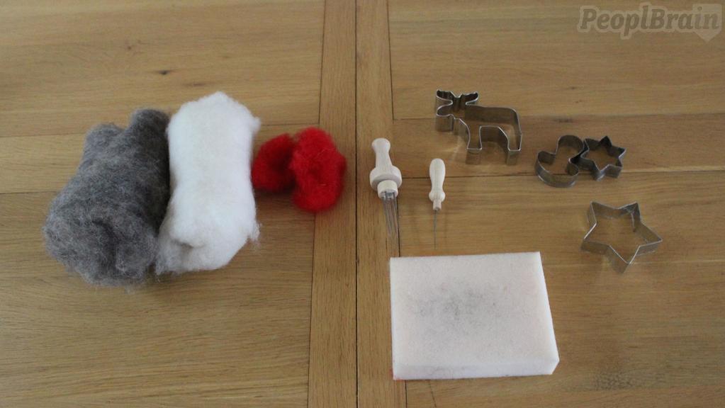 Etape : 1/24 La laine cardée se présente sous forme de pelotes 1 Pour la travailler, il faut un petit tapis de mousse 2 et des aiguilles à feutrer une poignée et 4 aiguilles 3 ou une poignée et 1