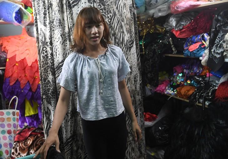 Huynh Nha An, 21 ans, explique ses conditions de vie en tant que transgenre dans un magasin de Ho Chi Minh-Ville au Vietnam, le 20 février 2017 / AFP Chaque semaine, Huynh Nha An fait face au même
