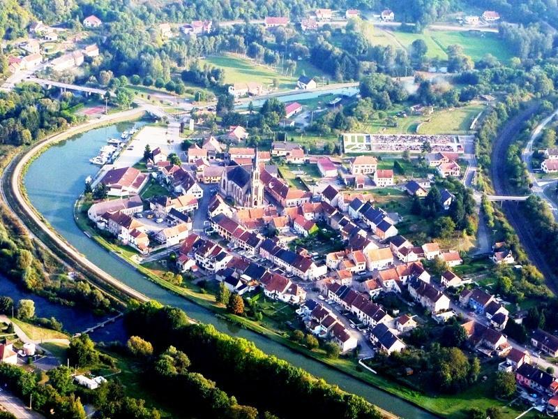 6 ème Journée : Mittersheim -> Wittring BALADES EN BARQUE A FOND PLAT Laissez-vous aller à la relaxation et à la rêverie lors d'une douce balade sur la rivière au départ de