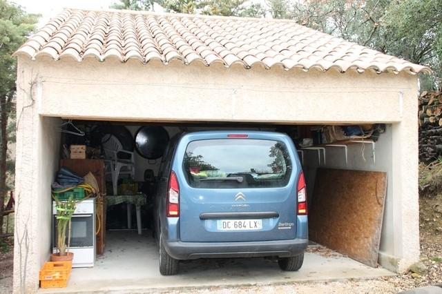 Un garage ouvert de 24 m², pourvu d