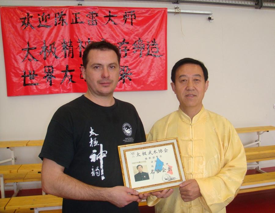 Depuis 2010, Grand Maître Chen Zheng Lei est Président honorifique du Taiji Wushu CLub de Grenoble Maître Wen m a accepté comme disciple, et m a fait découvrir la Chine à travers les voyages que nous