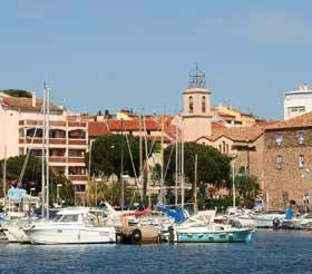 village de Saint-Tropez surprend par son aspect typique