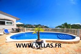 Villa indépendante située dans un quartier agréable de Serra Brava et à environ 3 km de la plage.
