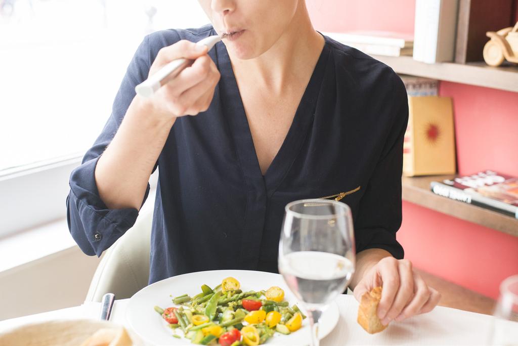 DES BÉNÉFICES À CHAQUE UTILISATION, recommandée par un célèbre nutritionniste. La fourchette intelligente est une solution naturelle pour manger moins vite.