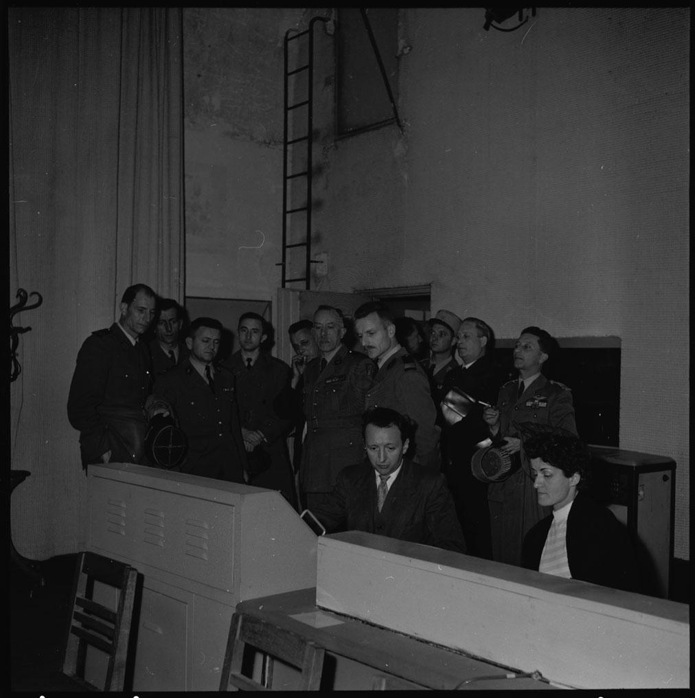 Un reportage photographique 8 de décembre 1957 atteste de l existence d une salle des reporters, d une salle de montage équipée notamment d un appareil de visionnage Moritone et d une synchroniseuse,