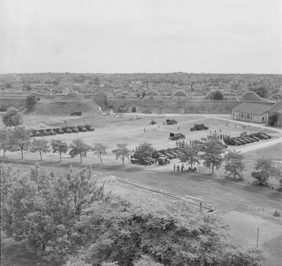 15/ Référence : F 52-67 R12 16/Référence : F 52-67 R7 Le 1 er régiment de marche du Tchad en cantonnement au fort d Ivry.