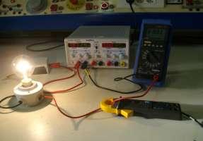 Mesure en milieu professionnel Pour mesurer l intensité du courant électrique, l ampèremètre est inséré dans le circuit ce type de mesurage ne peut se faire qu en laboratoire.