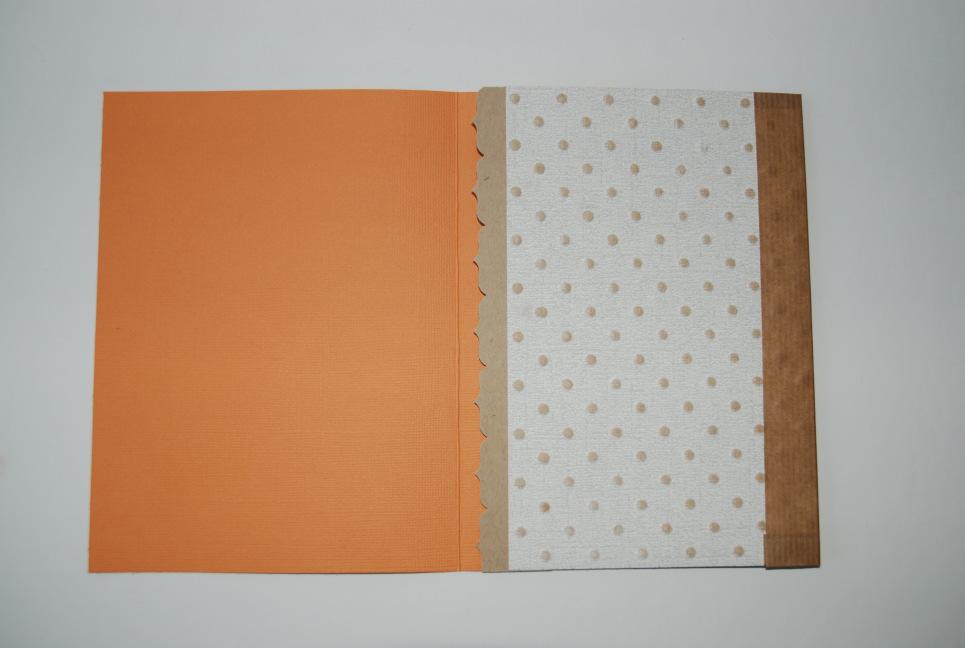 bande entre le cardstock orange et le papier imprimé en laissant 1mm d écart entre les 2 papiers, sur la droite du