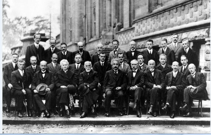 de gauche à droite : - Auguste Piccard, X, X, X, X, Erwin Schrödinger,X, X, Werner Heisenberg,
