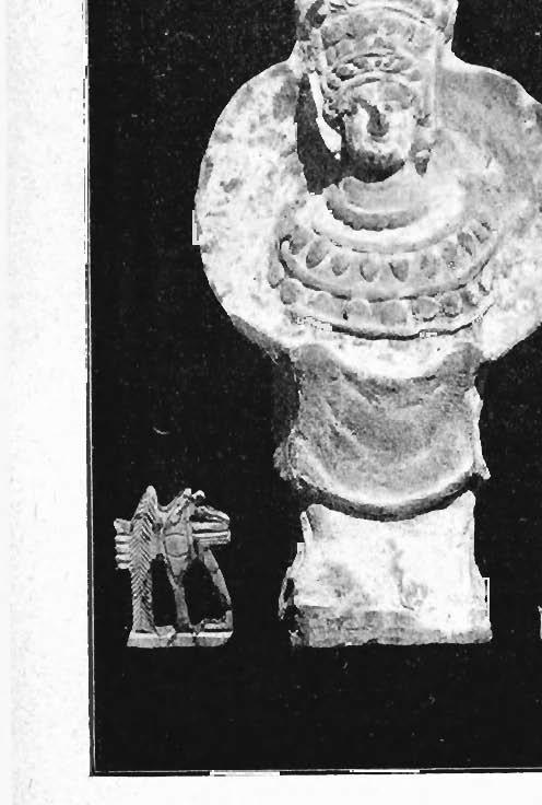 Elle est coiffée d'une stéphané ornée dans le style de certaines figurines de Chypre et de la Cyrénaïque. Deux masses de cheveux couvrent les tempes.