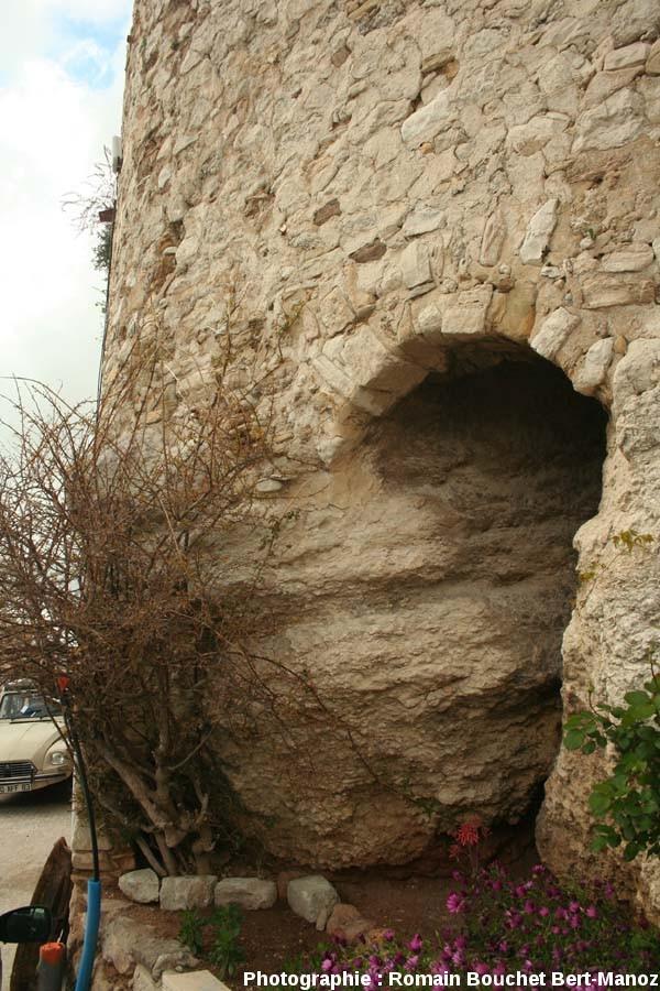 Document 2 : La roche sur laquelle sont édifiés les remparts du Castellet est constituée de rudistes et de coquillages fossilisés.