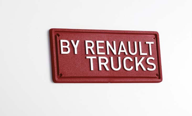 RENAULT TRUCKS_ 16 17 RENAULT TRUCKS_ À VOS CÔTÉS, À CHAQUE INSTANT Renault Trucks vous accompagne tout au long de la vie de vos véhicules pour vous garantir dans le temps une disponibilité maximale