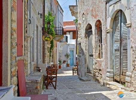 Agrumes. Déjeuner en Taverne en cours d excursion. Passage à Filoti. Il s'agit d'un grand village de Naxos avec une activité intense.