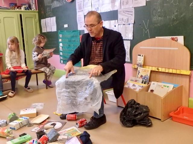 Christian GUZRANYI a expliqué aux élèves le devenir des déchets qu on mettait dans les poubelles.