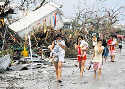 Le violent typhon qui a frappé les Philippines vendredi a sans doute fait plus de 10 000 morts.