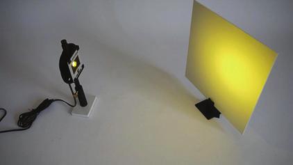 Utilisation 1.3.4. Expérience 4 : Synthèse soustractive des couleurs Allumer la source à LED et placer le fi ltre coloré jaune (par exemple). Observer la lumière émise sur un écran blanc.