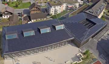 Die dachflächenintegrierte PV-Anlage ist in Schaffhausen als transluzide Dachmembran eingesetzt.