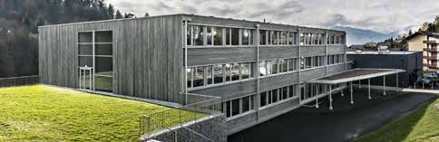 Catégorie B Bâtiments: Nouvelles constructions Diplôme Prix Solaire Suisse 2017 En août 2016, après seulement un an de construction, le nouveau collège «Le Suchet», à Leysin (VD), ouvrait ses portes