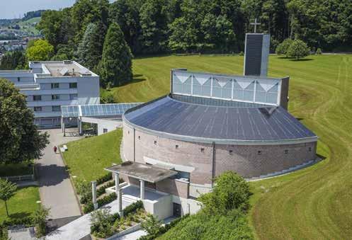Die PV-Anlage ist elegant in die 1988 erbaute Kirche integriert. Die Abtei St. Otmarsberg nutzt schon seit Jahren erneuerbare Energien.
