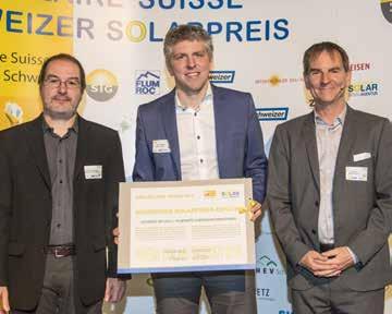Der Solararchitekt Beat Kämpfen (mit Trophäe) aus Zürich freut sich über den Schweizer Solarpreis in der Kategorie Persönlichkeiten für sein