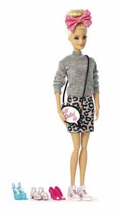 barbie met le message que la seule chose qui importe, c est d être grande et mince avec une poitrine opulente et des tas de vêtements : soit un modèle épouvantable!