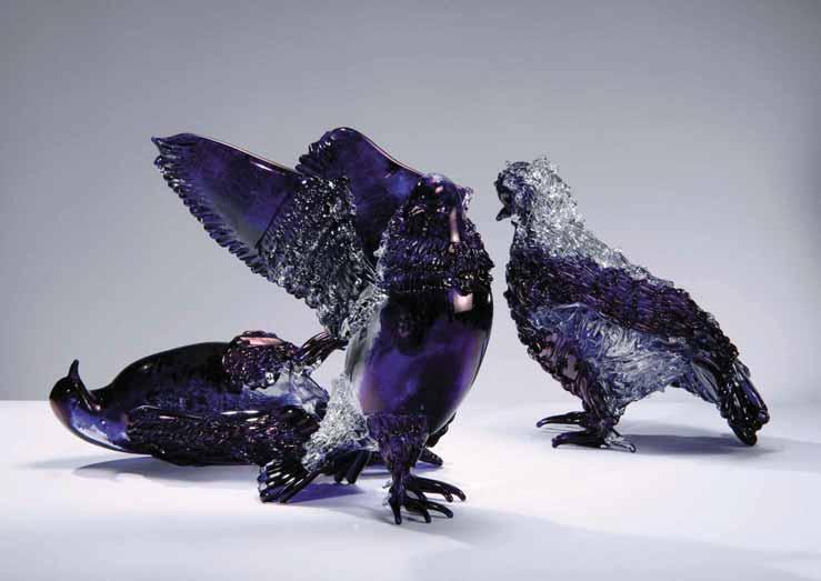 «On ne peut laisser de grands artistes travailler le verre sans leur créer un marché.» Adriano Berengo ci-dessus Jan Fabre, Shitting Doves of Peace and Flying Rats, 2008, 25 x 260 x 25 cm.