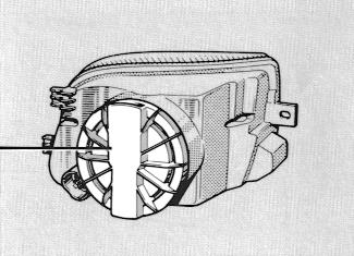 FEUX ARRIÈRE (remplacement des lampes) Feux de position, de stop et de direction - Ouvrir le portillon (situé dans le coffre).