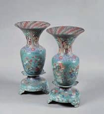581 Paire de vases de forme balustre à col pavillonné au décor de papillons, fleurs et végétaux, reposant sur un socle en cuivre. Japon, vers 1900.