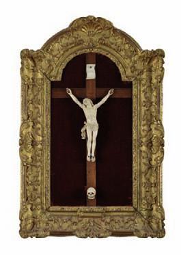 OBJETS D'ART 598 Christ en croix en ivoire sculpté dans son cadre en bois sculpté et doré. Il comporte l étiquette JNRI et une vanité au pied de la croix. Époque XVIIIème. Haut.