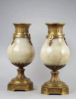 628 629 627 Vase. Porcelaine bleue. Monture en bronze doré et ciselé. Le col et la base sont cerclés d une couronne ajourée de fleurettes.