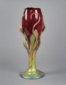veiné à pans coupés, signée. Haut. totale: 24 cm Coiffe recollée. 1 500 / 2 500 XE 631 630 ZSOLNAY Vase tulipe en céramique irisée.