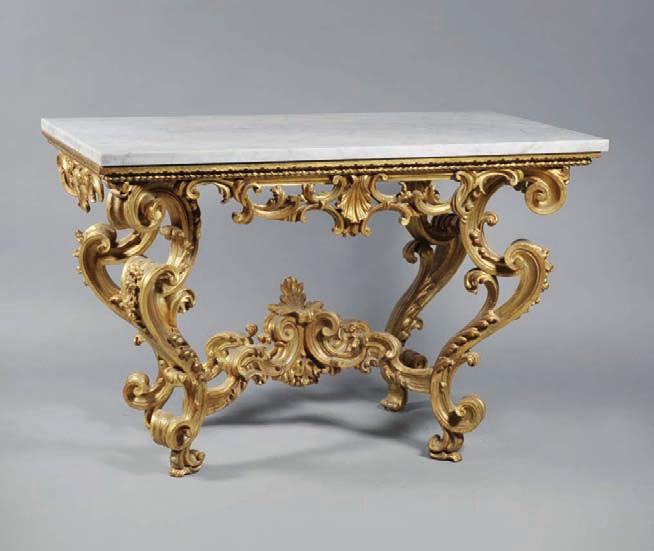 646 Console Rocaille en bois sculpté et doré à quatre pieds à volutes réunis par une entretoise. Italie, XVIIIème siècle.