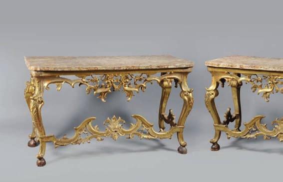648 Paire de tables console en bois sculpté et doré à motifs d enroulements et de rinceaux.