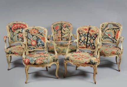 AVISSE 4376-11 659 Suite de cinq fauteuils cabriolet en bois mouluré, sculpté de fleurettes et rechampi crème et traces de polychromie.