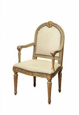 : 46 cm 600 / 800 GK 667 Paire de petites chaises en hêtre naturel mouluré et sculpté de rosaces. Dossier en chapeau et assise circulaire.
